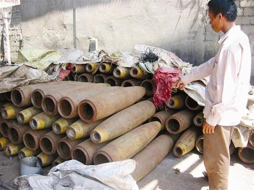 Những đống bom chờ cho vào lò nung.