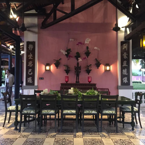 Đồ đạc trong biệt thự chủ yếu là gỗ.