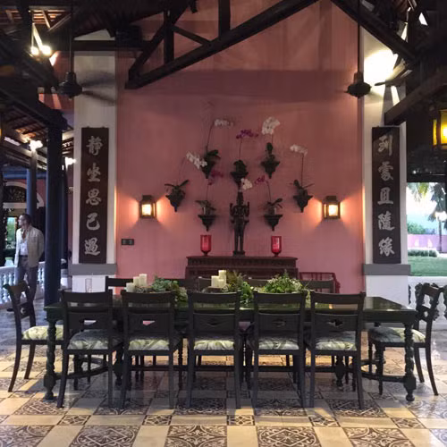 Đồ đạc trong biệt thự chủ yếu là gỗ.