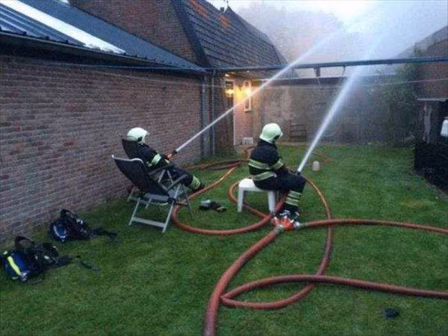 Ngồi đây bơm đến khi hết nước thì thôi.