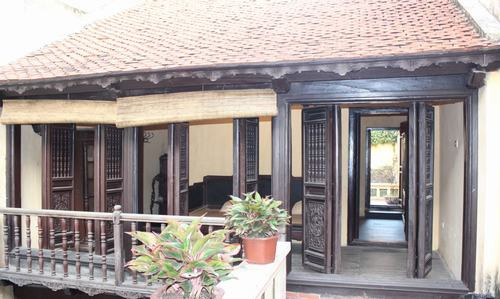 Giữa các lớp nhà ở tầng 2 có sân bày chậu cảnh tạo cảnh quan môi trường.