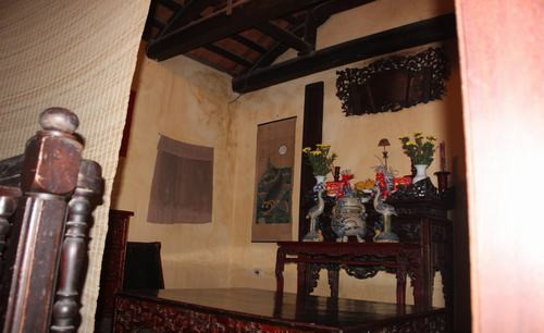 Không gian thờ được đặt cạnh cầu thang lên ở phía bên trái.