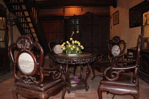 Ngôi nhà cổ 87 Mã Mây được xây dựng từ đầu thế kỉ XIX, theo kiểu kiến trúc truyền thống Việt Nam với chức năng sử dụng để ở và bán hàng. Tổng diện tích của ngôi nhà là 157,6m2, được xây dựng vuông góc với đường phố, chiều dài đất là 28m2, chiều rộng mặt tiền 5m và chiều rộng của mặt hậu là 6m.