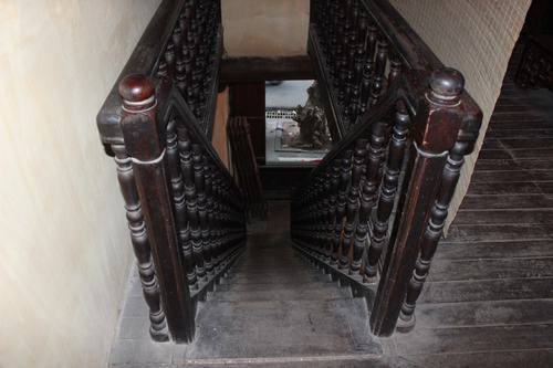 Cầu thang lên gác trên nghiêng 70 đến 75 độ là nét kiến trúc đặc sắc của người Hà Nội xưa.