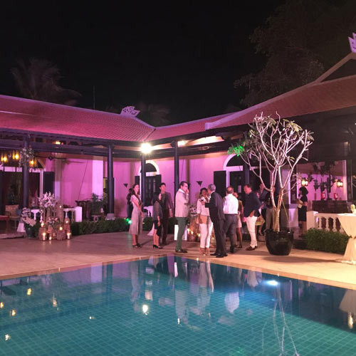 Khách đến dự tiệc tập trung trước hồ bơi, ai nấy đều ngưỡng mộ trước độ rộng rãi, thoáng đãng của căn biệt thự.