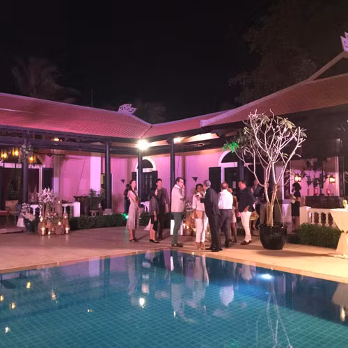 Khách đến dự tiệc tập trung trước hồ bơi, ai nấy đều ngưỡng mộ trước độ rộng rãi, thoáng đãng của căn biệt thự.