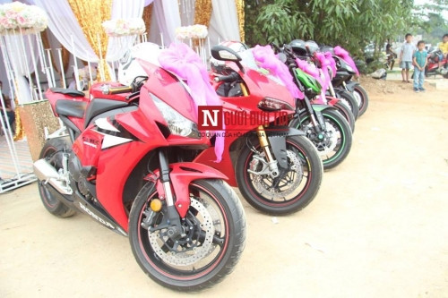 Các siêu mô tô tham gia diễu hành.