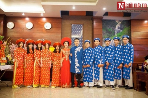 Chưa có con số cụ thể, nhưng ước tính ban đầu, toàn bộ chi phí để tổ chức đám cưới này lên đến hàng chục tỷ đồng. Theo chia sẻ của chú rể Bảo Chung, sau đám cưới này, đôi vợ chồng trẻ sẽ trích một phần trong số tiền mừng cưới để đi làm từ thiện, giúp đỡ đồng bào nghèo dân tộc ở các tỉnh Tây Bắc. Chuyến thiện nguyện này cũng được xem là tuần trăng mật của họ.