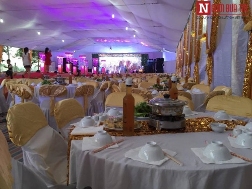 Không gian tiệc cưới nổi bật với tông màu chủ đạo là ánh kim sang trọng, được kết toàn bộ bằng hoa tươi. Ngoài ra, hôn lễ này còn được hỗ trợ bởi hệ thống ánh sáng và âm thanh cực đỉnh. Toàn bộ phần trang trí do một trung tâm tổ chức tiệc cưới nổi tiếng ở Nghệ An đảm nhận.