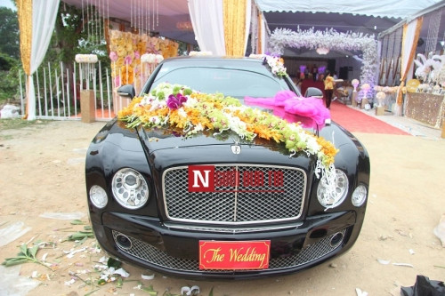 Đặc biệt, chiếc xe hoa được chú rể chọn để đón cô dâu về nhà chính là “siêu” xe hiệu Bentley, có giá khoảng 20 tỷ đồng.