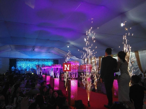 Gần 1.000 thực khách và hàng trăm người dân tại huyện Hương Sơn (Hà Tĩnh) được dịp mãn nhãn bởi sự hoành tráng ngoài sức tưởng tượng của tiệc cưới “siêu khủng” này.