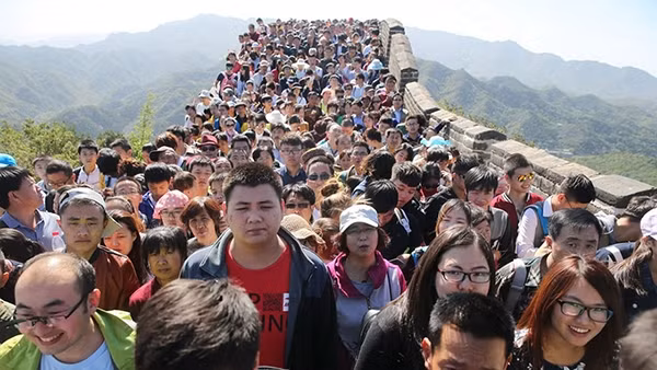 Thực tế số lượng khách đổ đến điểm du lịch nổi tiếng này quá đông khiến nơi đông không còn giữ được vẻ đẹp của lịch sử ngàn năm.