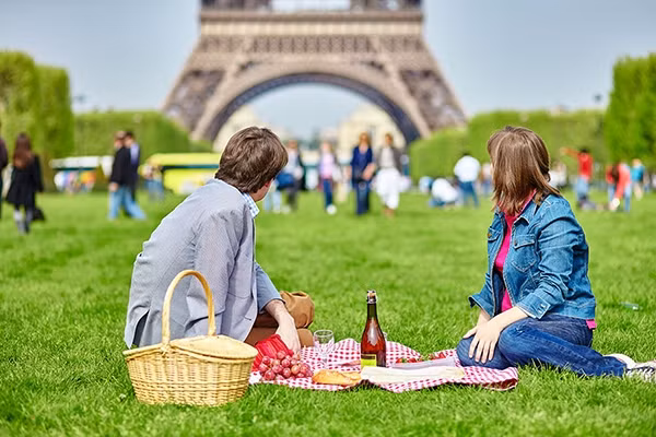 Được đặt chân đến thủ đô Paris hoa lệ và ngắm tháp Eiffel lừng danh thế giới thì còn gì bằng.