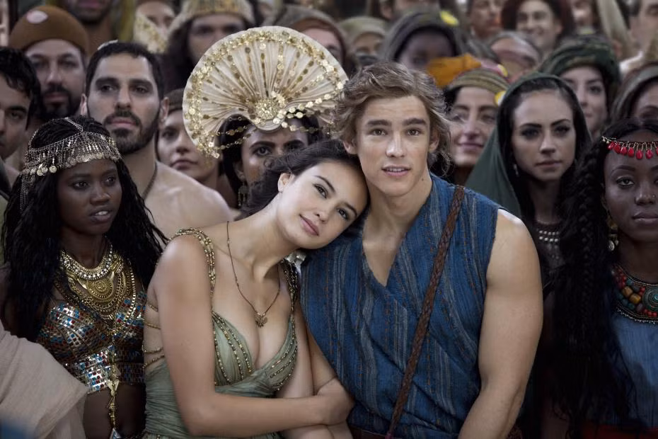 Brenton Thwaites có lẽ là "tên trộm" điển trai nhất màn bạc năm 2016. Nam diễn viên người Úc sinh năm 1989 lần đầu tiên được khán giả biết đến với vai diễn Luke Gallagher trong bộ phim tuổi teen Fox8 (2011).