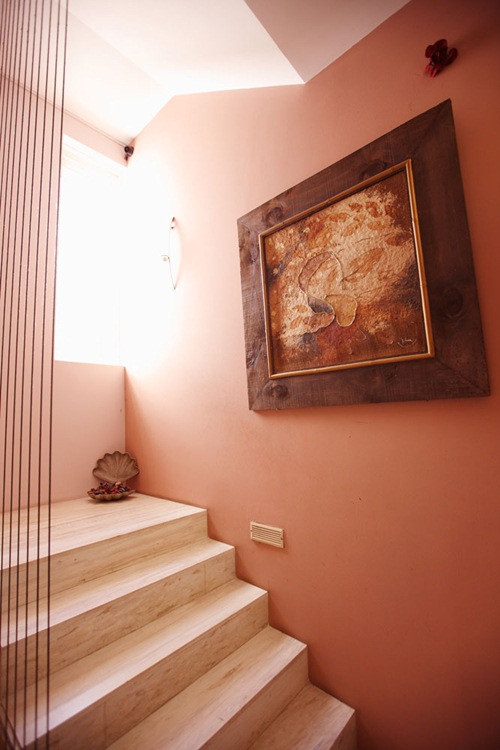 Mỗi lối đi vợ chồng Cẩm Vân lại treo một bức tranh khá nghệ thuật.