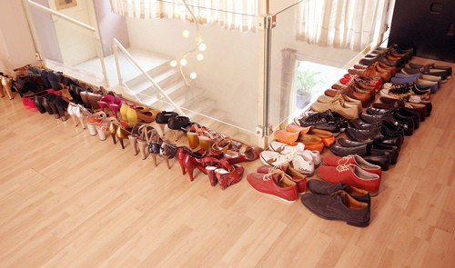 Một góc giầy dép của Cẩm Vân và Khắc Triệu.
