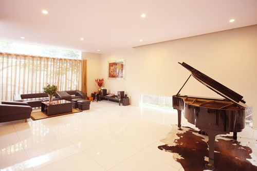 Phòng khách rộng lớn của biệt thự, cả hai không trang trí quá nhiều đồ đạc để giúp không gian thoáng đãng hơn.