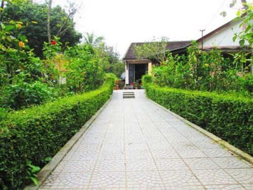  Nhà vườn An Lạc Viên, ngôi nhà đặc trưng vùng Phú Mộng- Kim Long được xây dựng năm 1888. Gia chủ ngôi nhà này trước kia là vị quan nhỏ thời vua Thành Thái.