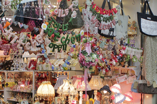 Bạn có thể tìm thấy rất nhiều những món đồ dễ thương để trang trí nhà cửa.