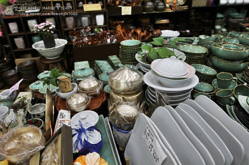 Mặc dù giá ở đây đã rất rẻ nhưng những tín đồ shopping chính hiệu đều khuyên bạn đừng ngại trả giá.