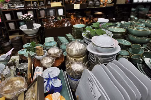 Mặc dù giá ở đây đã rất rẻ nhưng những tín đồ shopping chính hiệu đều khuyên bạn đừng ngại trả giá.