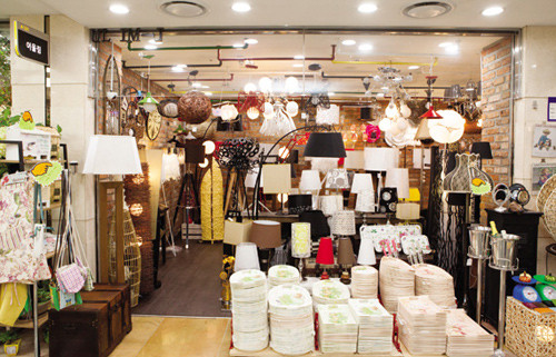 Cửa hàng số A131 chuyên bán các loại sản phẩm chiếu sáng như đèn sàn, đèn bàn.