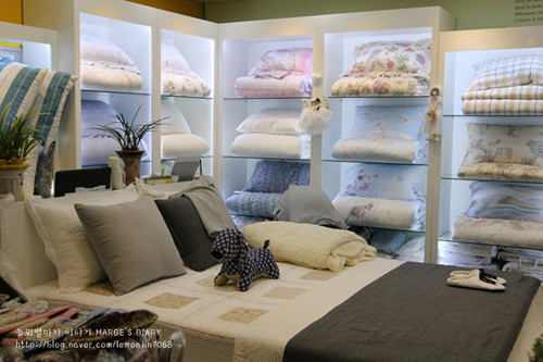 Nhiều người than thở họ rất sợ đi qua con đường này vì rất dễ bị hút vào những quầy hàng bát đĩa, phụ kiện, vải vóc,...