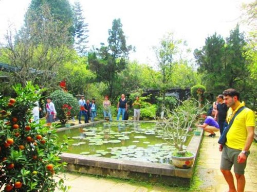 Khách ghé thăm được tận hưởng không khí trong lành bởi hồ nước hồ nước rộng thả hoa sen va hoa súng trước khi vào nhà, đây là yếu tố “minh đường” trong phong thủy.