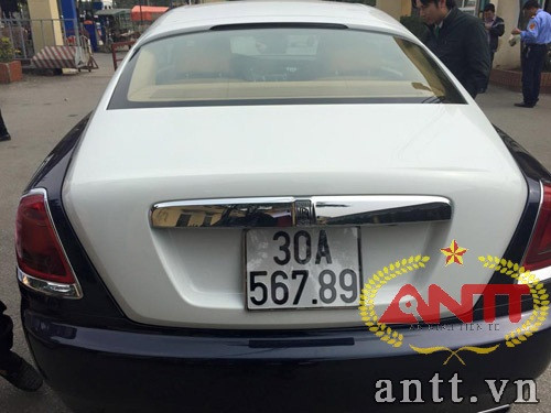 Chiếc xe siêu sang Rolls-Royce Wraith với biển số khủng 30A-56789 này là chiếc coupe siêu sang Wraith thứ hai ở Việt Nam thuộc sở hữu của một đại gia Hà thành và có mức giá dao động từ 18 đến 21 tỷ đồng.