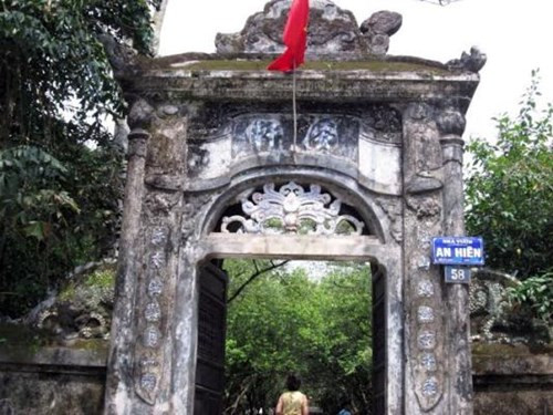 Nhà vườn An Hiên (thôn Xuân Hòa, Hương Long) hướng ra dòng Hương thơ mộng được hình thành từ cuối thế kỷ 19, đánh giá là nhà vườn đẹp nhất đất Thần Kinh. Nhà vườn An Hiên là kiến trúc mẫu mực, tiêu biểu cho nhà vườn xứ Huế.