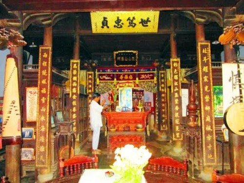 Nội thất phủ thờ Ngọc Sơn bố trí trong nhà rường 3 gian hai chái theo nguyên tắc “tiền Phật hậu linh” với hoành phi, câu đối …đặc sắc. Đây là một trong những ngôi nhà vườn được đưa vào đề án bảo tồn loại 1.