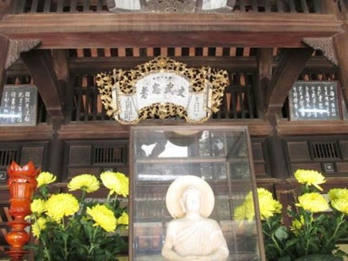 Ngôi nhà lưu giữ những kỷ vật quý cung đình triều Nguyễn hoành phi, câu đối, thơ văn. Đặc biệt, bức hoành phi đề 4 chữ “Văn Võ Trung Hiếu”do vua Bảo Đại ban cho gia chủ năm 1937.