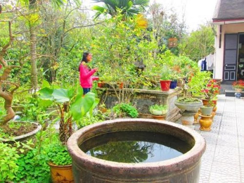 Bên ngoài nhà, xây dựng hai bể cạn xi măng đựng nước đặt hai bên nhà bên trên có hòn giả sơn tượng trưng cho “sơn”, thủy” làm tăng vẻ đẹp ngôi nhà và đề phòng khi lửa cháy. Theo gia chủ Võ Văn Long, đây là loại gốm sứ làm từ thời nhà Thanh bên Trung Quốc.