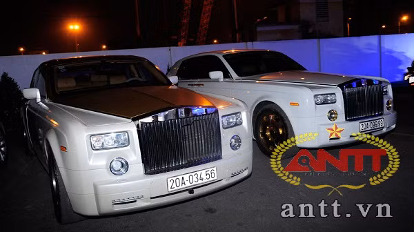 Hai chiếc Rolls-Royce Phantom biển đẹp tới từ Thái Nguyên, trong đó 1 chiếc đã nổi đình đám với nhiều chi tiết mạ vàng ở biểu tượng Spirit và la-zăng. Theo cách luận biển số của các dân chơi xe thì biển số 9999 (tứ quý 9) có nghĩa là trường sinh bất lão. Ngoài ra tứ cửu – cứu tử, xe mang biển này còn được hiểu là cứu sóng, tai qua nạn khỏi.Trong khi đó, một chiếc Rolls-Royce Phantom khác mang biển 20A-03456 – biển số được dân chơi xe luận gọi là ‘bạn bè nể sợ’.