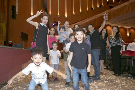 Cả hai thậm chí còn mặc đồ tone sure tone để vui vẻ cùng con trai.