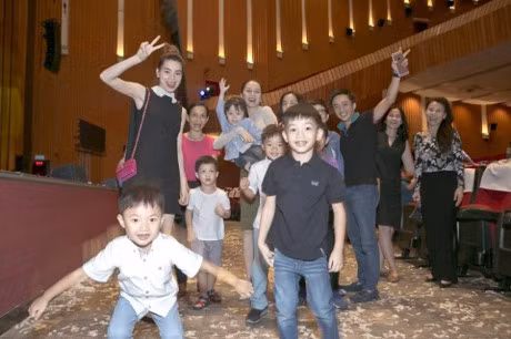 Cả hai thậm chí còn mặc đồ tone sure tone để vui vẻ cùng con trai.