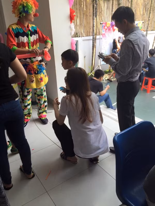 Tại đây, nữ ca sĩ Hồ Ngọc Hà ăn vận khá giản dị với áo phông trắng, quần đen và hào hứng cùng Subeo tham gia nhiều hoạt động thú vị. Niềm vui của cậu bé lại càng nhân đôi khi bố Cường Đôla dù bận rộn cũng dành thời gian đến chơi với con trai. Cách cư xử "hậu chia tay" của Hồ Ngọc Hà và Cường Đôla khiến nhiều người nể phục khi luôn đặt con trai lên trên hết. Bất cứ lúc nào Subeo cần, cả hai sẽ luôn có mặt cùng con.