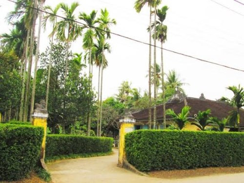 Phủ thờ công chúa Ngọc Sơn được xây dựng năm 1921 trên mảnh vườn rộng gần 2.400 m2 tọa lạc vùng đất Gia Hội xưa, có kiến trúc cổng tam quan lạ mắt. Lối vào phủ thờ được mở từ phía sau ngôi nhà uốn lượn giữa hai hàng cau và hàng chè tàu trước mặt đường.