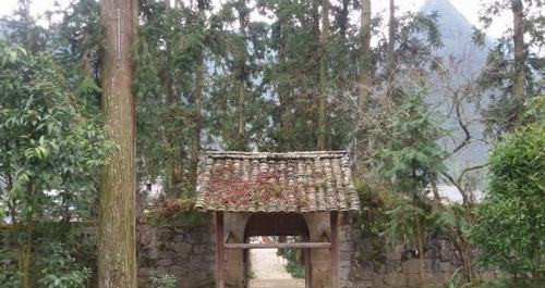 Bao quanh phía trước dinh thự là một dãy núi hình vòng cung. 