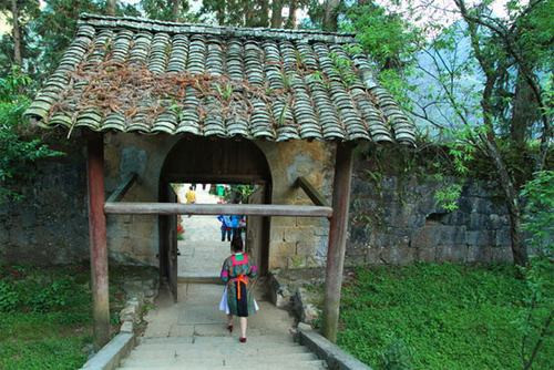 Tường thành gồm những phiến đá khít nhau, xếp thành vòng tròn bao quanh khuôn viên nhà. Những bức tường đá là nét đặc trưng trong văn hóa người H'Mông ở Hà Giang.