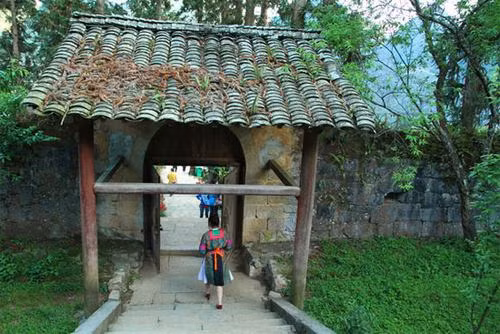 Tường thành gồm những phiến đá khít nhau, xếp thành vòng tròn bao quanh khuôn viên nhà. Những bức tường đá là nét đặc trưng trong văn hóa người H'Mông ở Hà Giang.