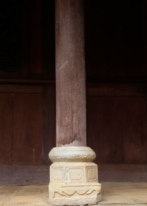 Chân cột đá được mài bằng 900 đồng bạc trắng Đông Dương.