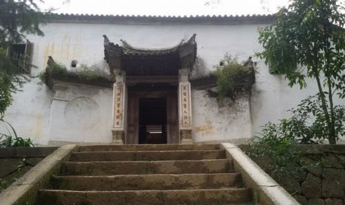 Dinh Nhà Vương là điểm dừng chân thú vị khi ghé thăm cao nguyên đá. Diện tích dinh thự là 1.120m2 xây dựng trên thung lũng Sà Phìn (Đồng Văn, Hà Giang).