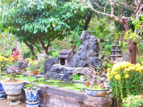 Khác với ngôi nhà truyền thống, phủ thờ có tổ hợp kiến trúc lạ mắt với bể cạn trồng hoa súng và tiền án hòn non bộ được tạo tác từ những khối đá với mô hình thu nhỏ đình, tạ, cầu, tháp kỳ thú.