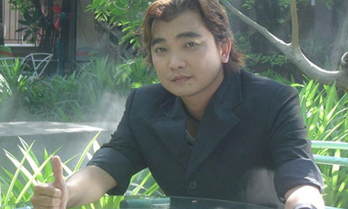 Nam ca si Viet bi tai nan mat mot tay la ai?