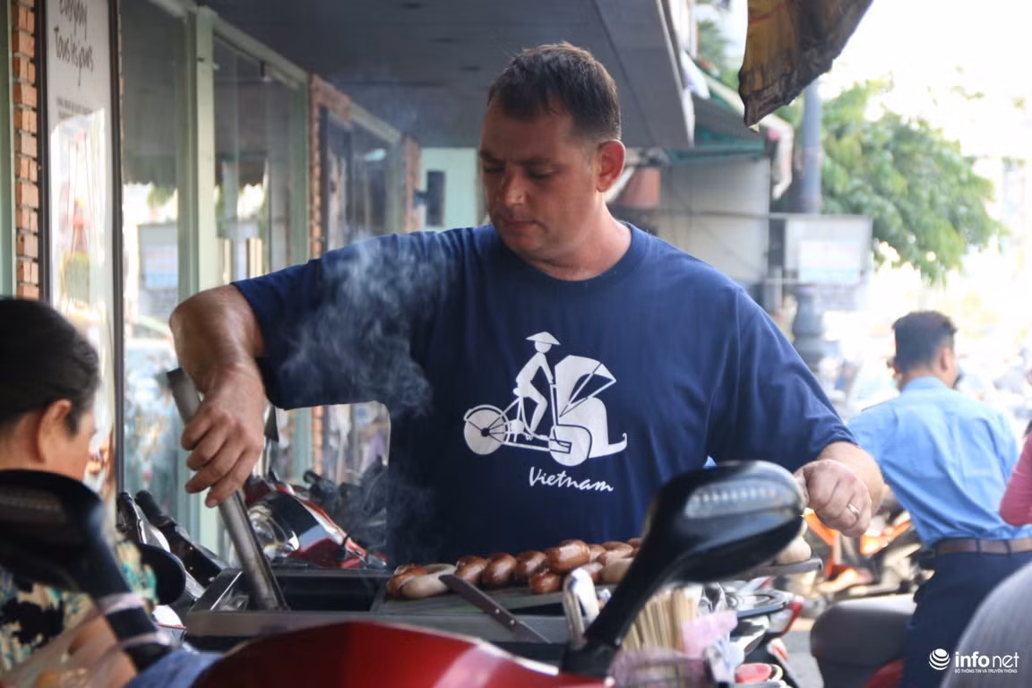 Tinh dep cua cap vo Viet, chong Tay ban xuc xich via he-Hinh-2