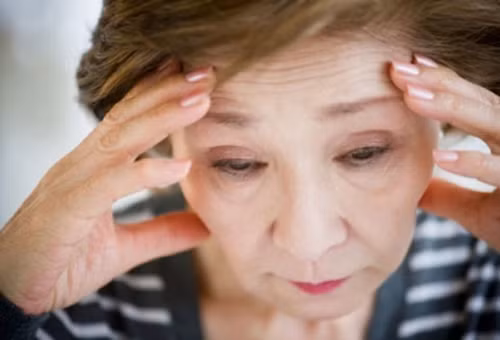 Nua dem con dau quy hoa dap cua de doa me chong