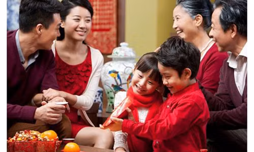 Duoc chong “bat den xanh” cung khong dam ve ngoai an Tet