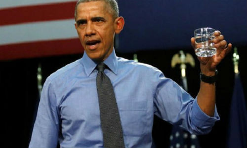 Tổng thống Obama uống nước mọi lúc, mọi nơi, kể cả khi phát biểu. Ảnh: Msnbc.