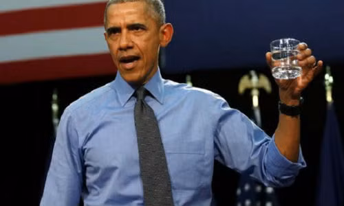 Tổng thống Obama uống nước mọi lúc, mọi nơi, kể cả khi phát biểu. Ảnh: Msnbc.